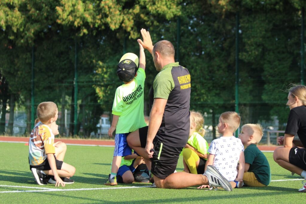 dzieci podczas treningu piłkarskiego w Akademii Piłkarskie Perełki Puławy